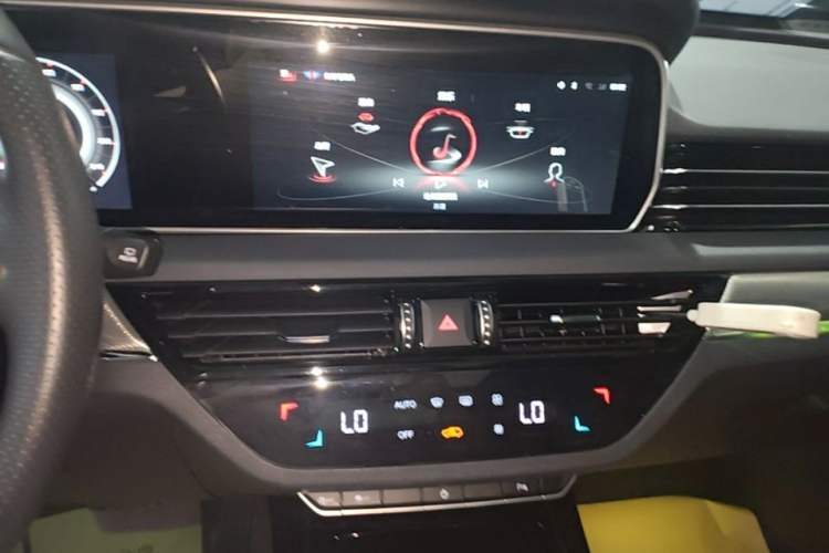Used Hongqi HS5 2022 2.0T Smart Connect Flagship Enjoyment Purchase Edition Audio And AC Panel