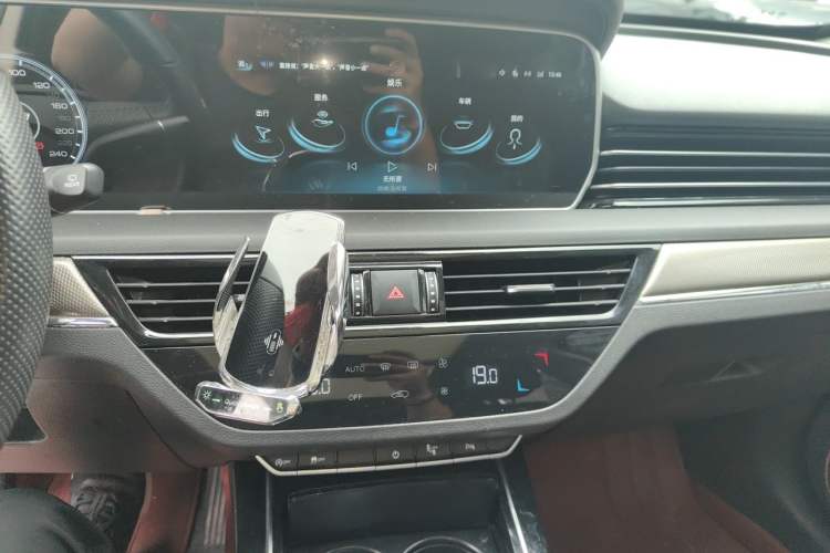 Used Hongqi HS5 2022 Revised Version 2.0T Smart Connect Flagship Edition Audio And AC Panel