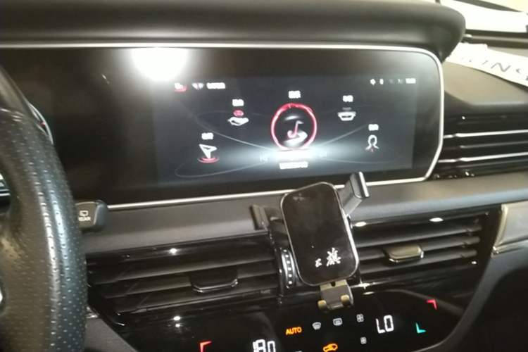 Used Hongqi HS5 2022 Revised Version 2.0T Smart Connect Flagship Edition Audio And AC Panel