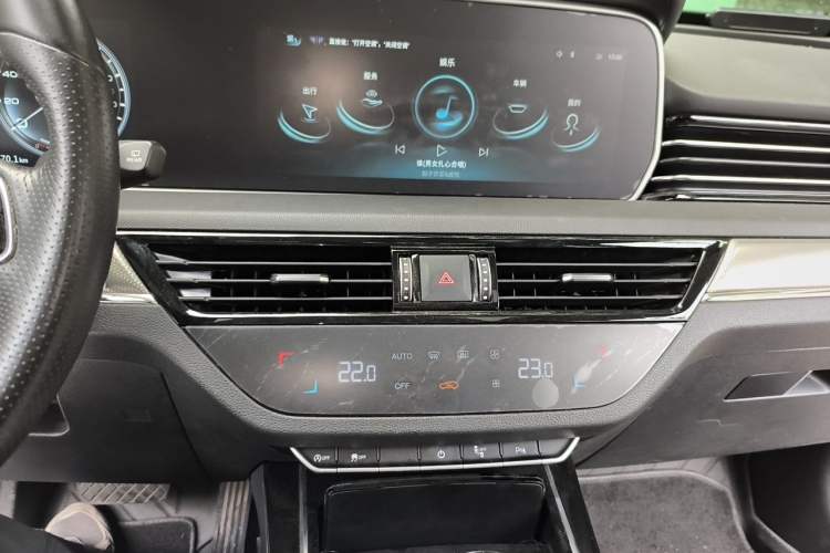 Used Hongqi HS5 2022 Revised Version 2.0T Smart Connect Flagship Edition Audio And AC Panel