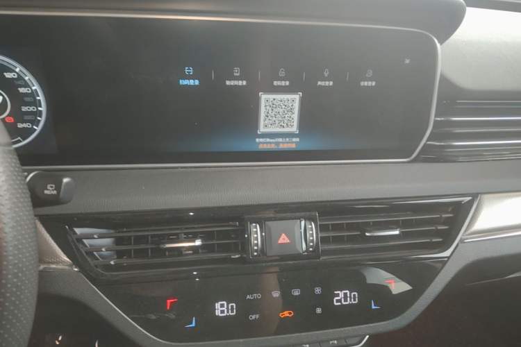 Used Hongqi HS5 2022 Revised Version 2.0T Smart Connect Flagship Edition Audio And AC Panel