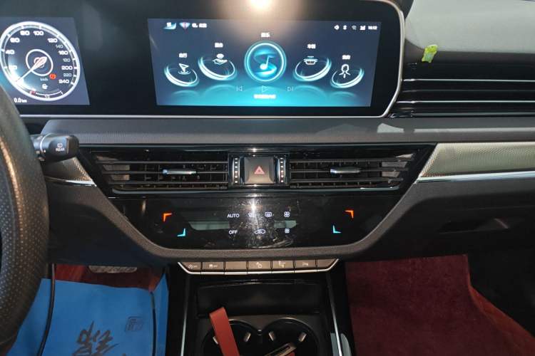 Used Hongqi HS5 2022 Revised Version 2.0T Smart Connect Flagship Edition Audio And AC Panel