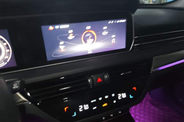 Used Hongqi HS5 2022 Facelifted Version 2.0T Smart Connect Flagship All-Wheel-Drive Edition Audio And AC Panel