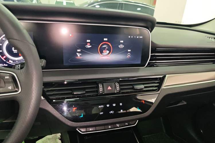 Used Hongqi HS5 2022 Facelifted Version 2.0T Smart Connect Flagship All-Wheel-Drive Edition Audio And AC Panel