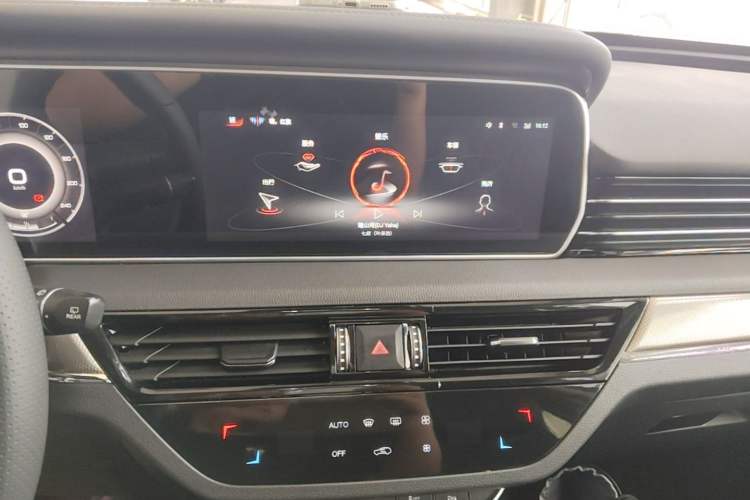 Used Hongqi HS5 2022 Facelifted Version 2.0T Smart Connect Flagship All-Wheel-Drive Edition Audio And AC Panel