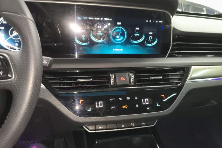 Used Hongqi HS5 2022 Revised Version 2.0T Smart Connect Flagship Edition Audio And AC Panel