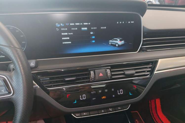 Used Hongqi HS5 2022 Facelifted Version 2.0T Smart Connect Flagship All-Wheel-Drive Edition Audio And AC Panel