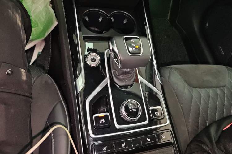 Used Hongqi HS5 2022 Facelifted Version 2.0T Smart Connect Flagship All-Wheel-Drive Edition Gear Lever