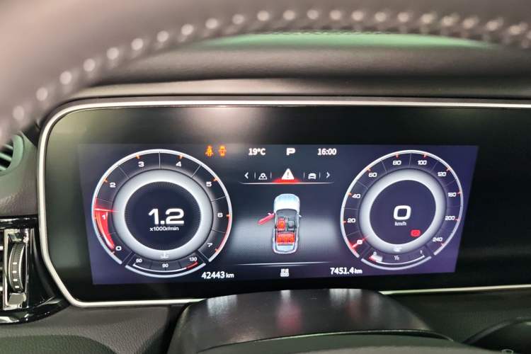Used Hongqi HS5 2022 Facelifted Version 2.0T Smart Connect Flagship All-Wheel-Drive Edition Instrument Cluster