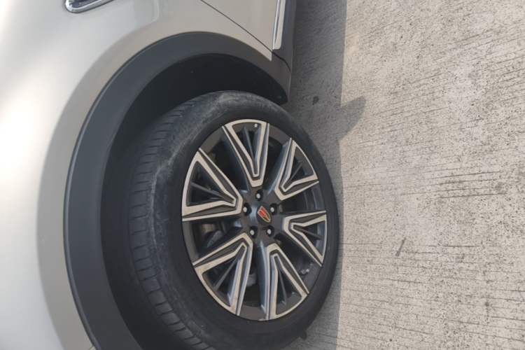Used Hongqi HS5 2022 Facelifted Version 2.0T Smart Connect Flagship All-Wheel-Drive Edition Left Front Wheel Hub