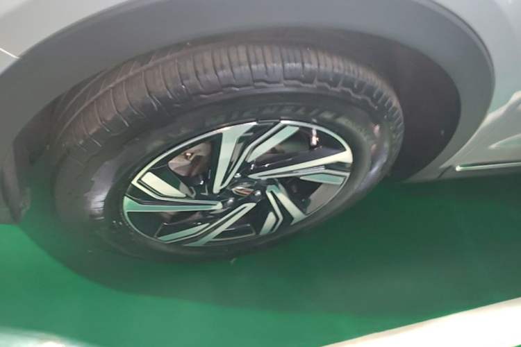 Used Hongqi HS5 2022 2.0T Smart Connect Flagship Enjoyment Purchase Edition Left Front Wheel Hub
