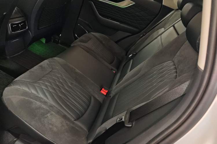 Used Hongqi HS5 2022 Facelifted Version 2.0T Smart Connect Flagship All-Wheel-Drive Edition Left Rear Seat