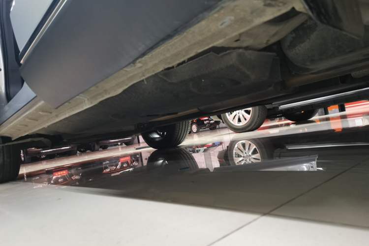 Used Hongqi HS5 2022 Facelifted Version 2.0T Smart Connect Flagship All-Wheel-Drive Edition Left Side Sill