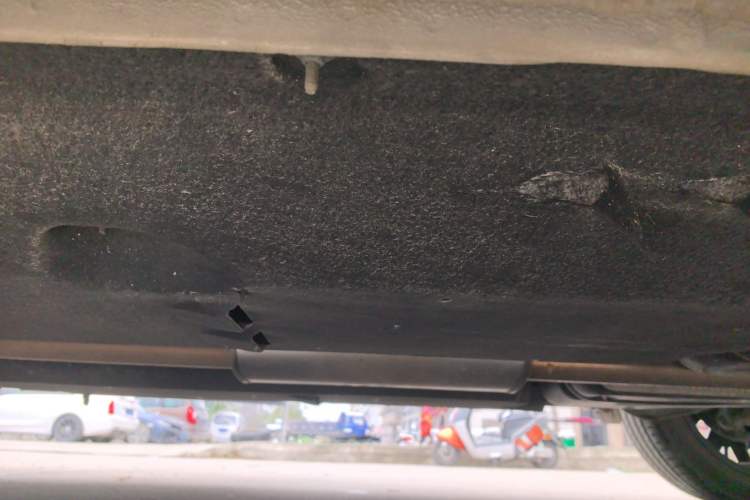 Used Hongqi HS5 2022 Facelifted Version 2.0T Smart Connect Flagship All-Wheel-Drive Edition Left Side Sill