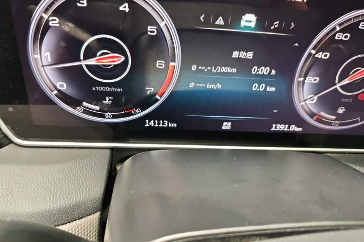 Used Hongqi HS5 2022 2.0T Smart Connect Flagship Edition Odometer Close Up