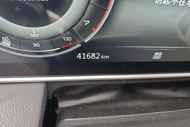 Used Hongqi HS5 2022 2.0T Smart Connect Flagship All-Wheel-Drive Version Odometer Close Up