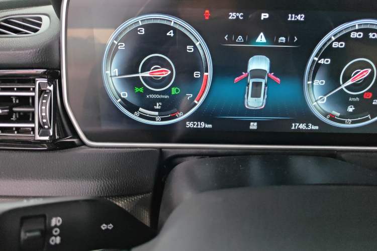 Used Hongqi HS5 2022 2.0T Smart Connect Flagship Edition Odometer Close Up