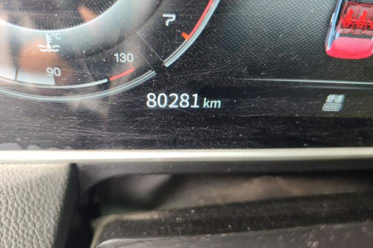 Used Hongqi HS5 2022 2.0T Smart Connect Flagship Edition Odometer Close Up