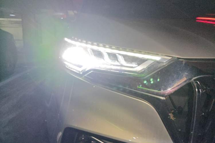 Used Hongqi HS5 2022 Revised Version 2.0T Smart Connect Flagship Edition Right Front Headlight