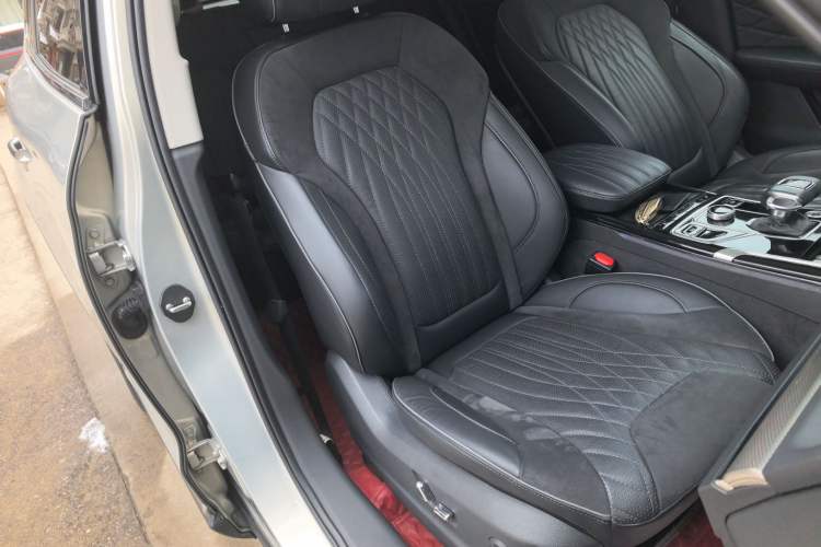 Used Hongqi HS5 2022 Facelifted Version 2.0T Smart Connect Flagship All-Wheel-Drive Edition Right Front Seat