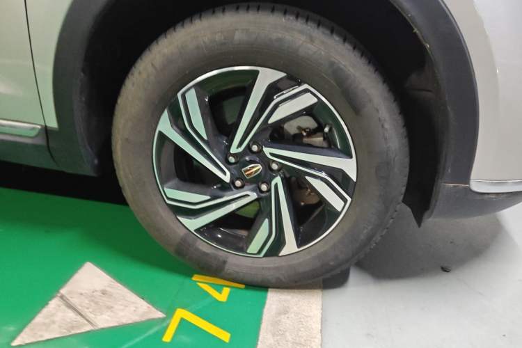 Used Hongqi HS5 2022 Revised Version 2.0T Smart Connect Flagship Edition Right Front Wheel Hub