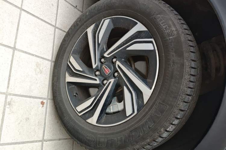 Used Hongqi HS5 2022 Revised Version 2.0T Smart Connect Flagship Edition Right Front Wheel Hub