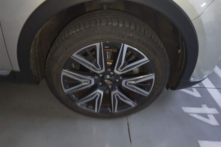 Used Hongqi HS5 2022 Facelifted Version 2.0T Smart Connect Flagship All-Wheel-Drive Edition Right Front Wheel Hub