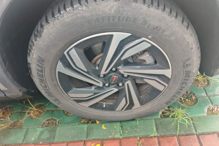 Used Hongqi HS5 2022 Revised Version 2.0T Smart Connect Flagship Edition Right Front Wheel Hub