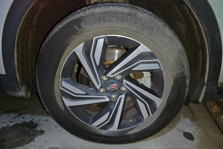 Used Hongqi HS5 2022 Revised Version 2.0T Smart Connect Flagship Edition Right Front Wheel Hub
