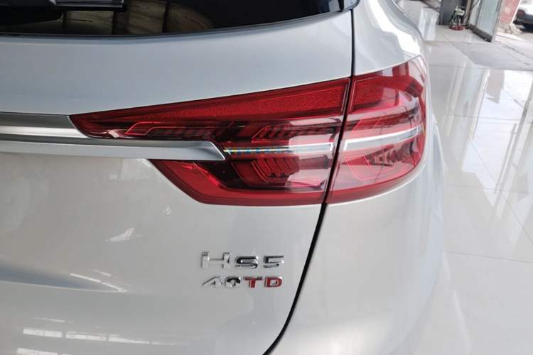 Used Hongqi HS5 2022 Facelifted Version 2.0T Smart Connect Flagship All-Wheel-Drive Edition Right Rear Taillight