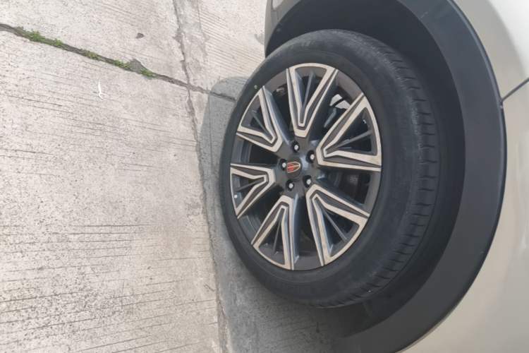Used Hongqi HS5 2022 Facelifted Version 2.0T Smart Connect Flagship All-Wheel-Drive Edition Right Rear Wheel Hub