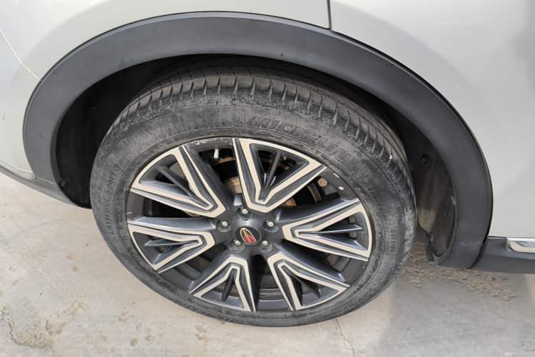 Used Hongqi HS5 2022 Facelifted Version 2.0T Smart Connect Flagship All-Wheel-Drive Edition Right Rear Wheel Hub