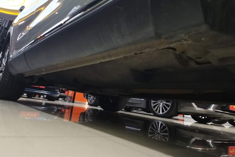 Used Hongqi HS5 2022 Facelifted Version 2.0T Smart Connect Flagship All-Wheel-Drive Edition Right Side Sill
