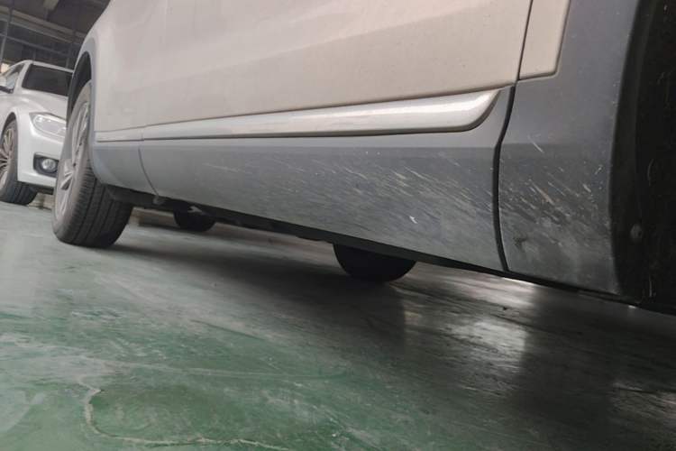 Used Hongqi HS5 2022 Revised Version 2.0T Smart Connect Flagship Edition Right Side Sill