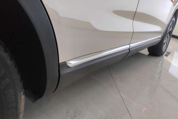 Used Hongqi HS5 2022 Revised Version 2.0T Smart Connect Flagship Edition Right Side Sill
