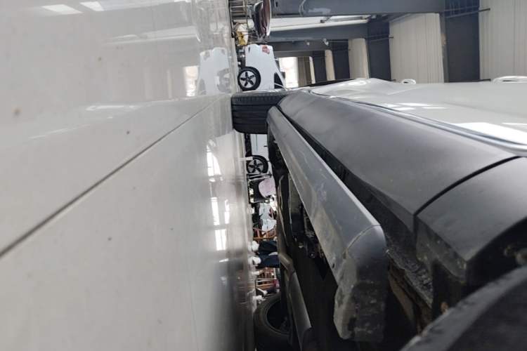Used Hongqi HS5 2022 Facelifted Version 2.0T Smart Connect Flagship All-Wheel-Drive Edition Right Side Sill