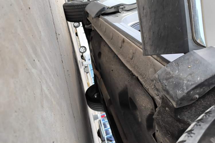 Used Hongqi HS5 2022 Facelifted Version 2.0T Smart Connect Flagship All-Wheel-Drive Edition Right Side Sill