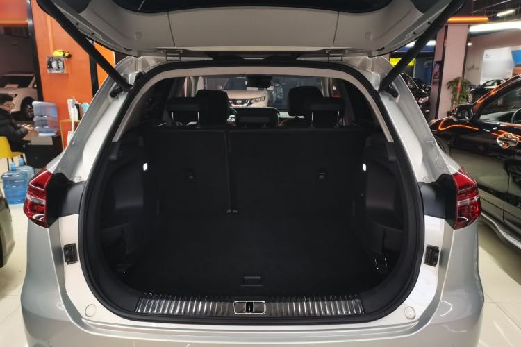Used Hongqi HS5 2022 Facelifted Version 2.0T Smart Connect Flagship All-Wheel-Drive Edition Trunk