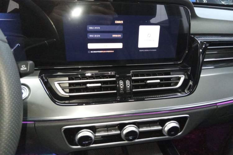 Used Hongqi HS5 2023 2.0T Qixiang Pro Edition Audio And AC Panel