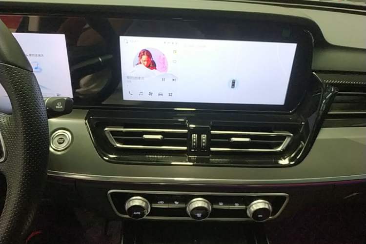 Used Hongqi HS5 2023 2.0T Four-Wheel Drive Flagship Pro Edition Audio And AC Panel