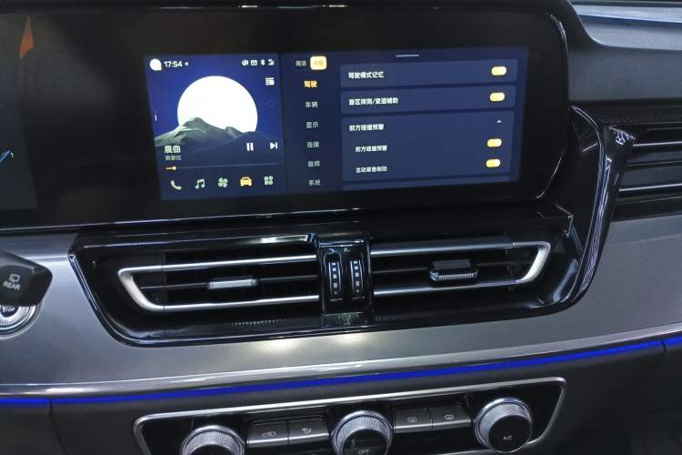 Used Hongqi HS5 2023 2.0T Qixiang Pro Edition Audio And AC Panel