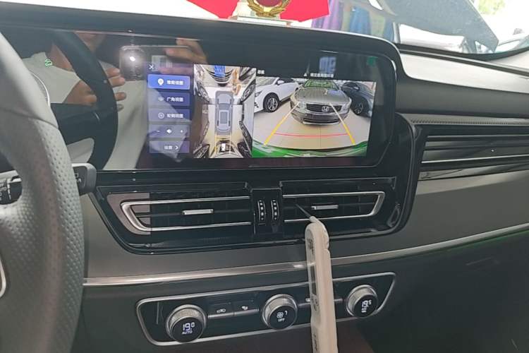 Used Hongqi HS5 2023 2.0T Qixiang Pro Edition Audio And AC Panel