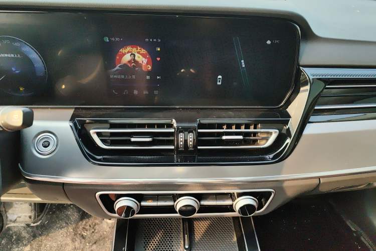 Used Hongqi HS5 2023 2.0T Qixiang Pro Edition Audio And AC Panel