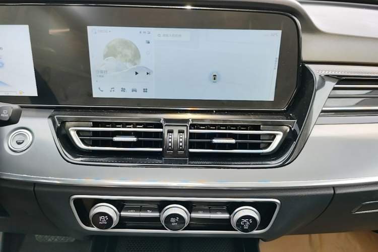 Used Hongqi HS5 2023 2.0T Qixiang Pro Edition Audio And AC Panel