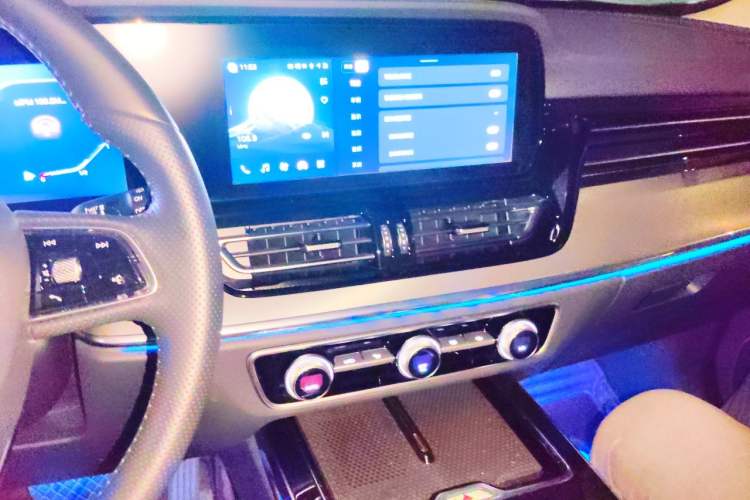 Used Hongqi HS5 2023 2.0T Four-Wheel Drive Flagship Pro Edition Audio And AC Panel