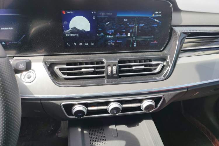 Used Hongqi HS5 2023 2.0T Four-Wheel Drive Flagship Pro Edition Audio And AC Panel