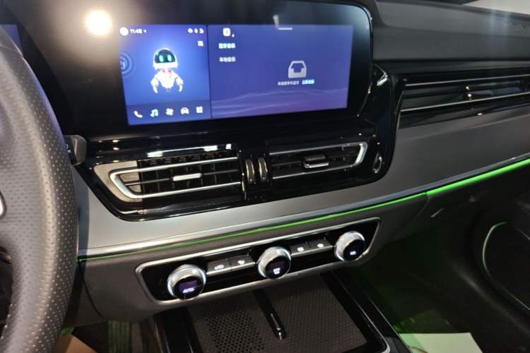 Used Hongqi HS5 2023 2.0T Qixiang Pro Edition Audio And AC Panel