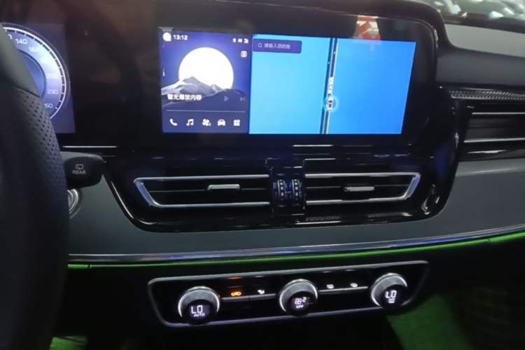 Used Hongqi HS5 2023 2.0T Qixiang Pro Edition Audio And AC Panel