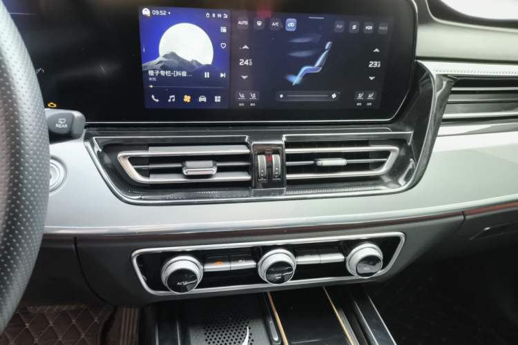 Used Hongqi HS5 2023 2.0T Qixiang Pro Edition Audio And AC Panel