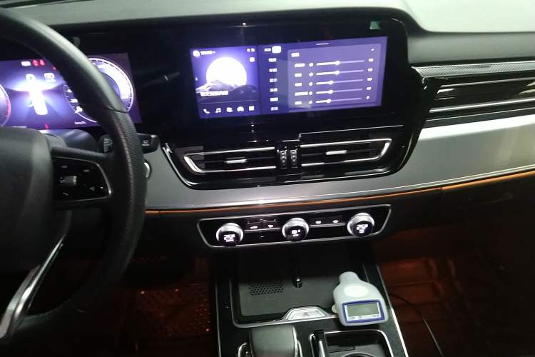 Used Hongqi HS5 2023 2.0T Qixiang Pro Edition Audio And AC Panel